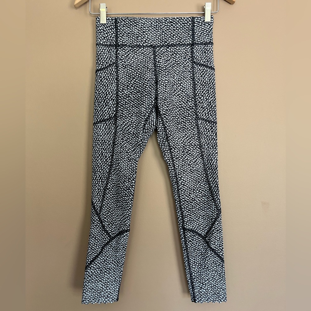 {Lululemon} Tight Stuff Tight Leggings in Black & White - Womens 4